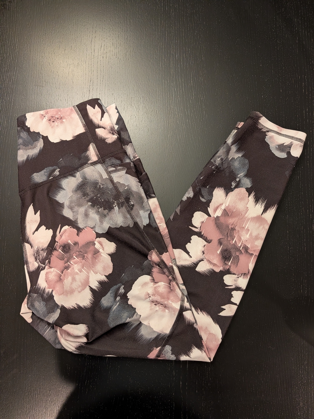 Old Navy Active Floral Elevate Leggings in Pink and Charcoal - Picture 2 of 4